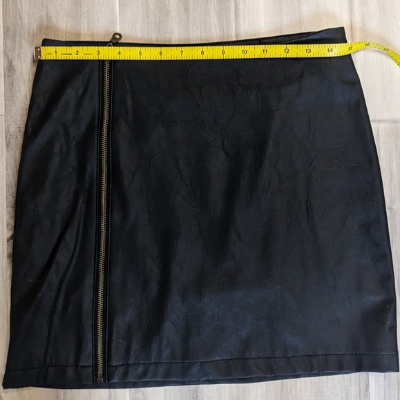 Suzy Shier Faux Vegan Leather Fleece Lined Zip Up Pencil Mini Skirt - Picture 3 of 5